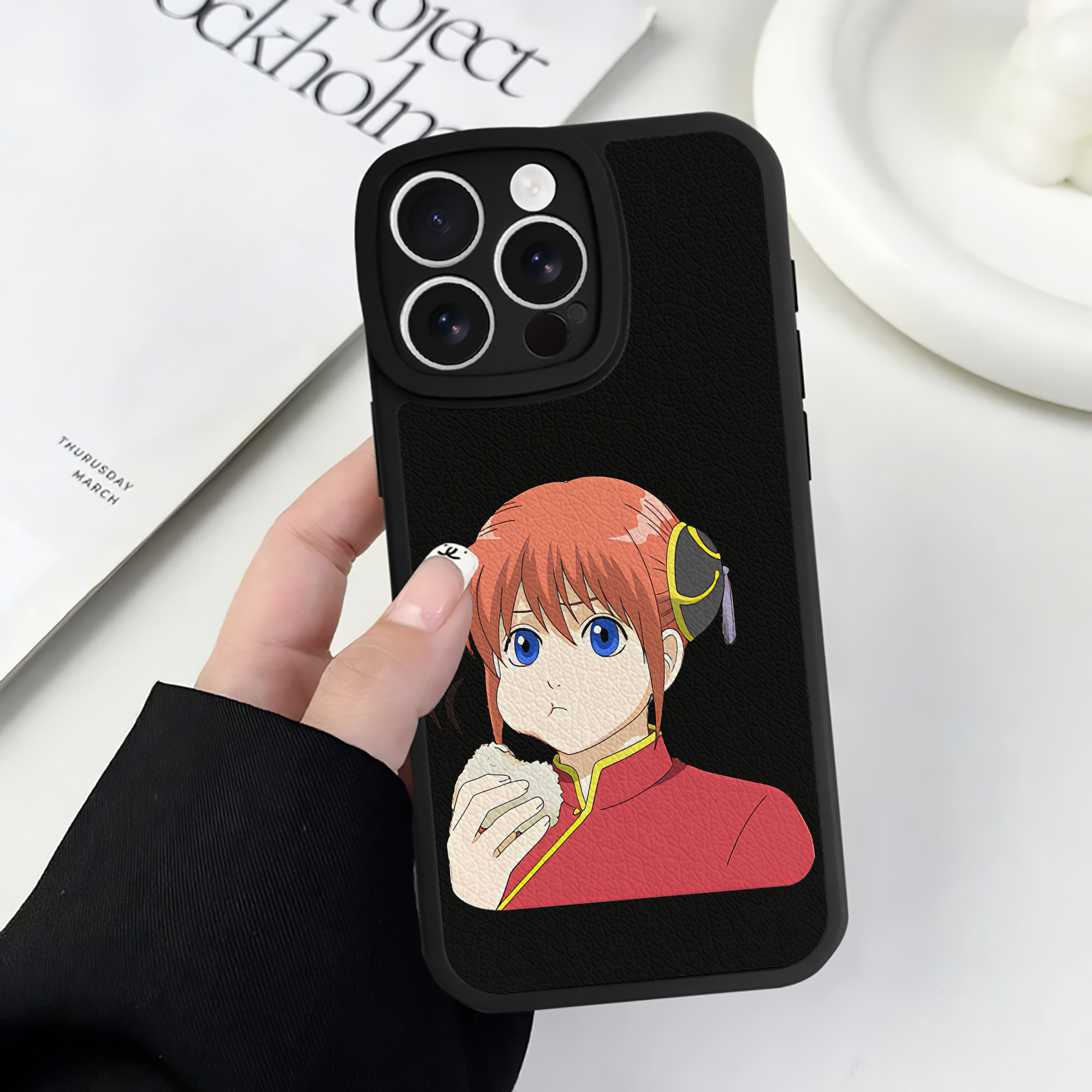 （画像用） ぎんたま 坂田銀時（さかたぎんとき） 神楽 志村新八（しむら しんぱち） GINTAMA Sakata Gintoki Kagura Shimura Shinpachi 【iPhone 16シリーズ対応】シリコンスマホケース（レザー調） 材質：シリコン